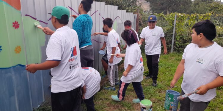 Jóvenes de Barrio El Esfuerzo instalan letreros con mensajes de protección a la infancia, medio ambiente y hábitos saludables