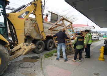 Retiran casetas en desuso tras acuerdo entre Castro Municipio y sindicatos de comerciantes ambulantes