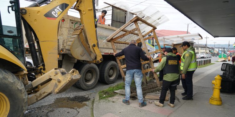 Retiran casetas en desuso tras acuerdo entre Castro Municipio y sindicatos de comerciantes ambulantes