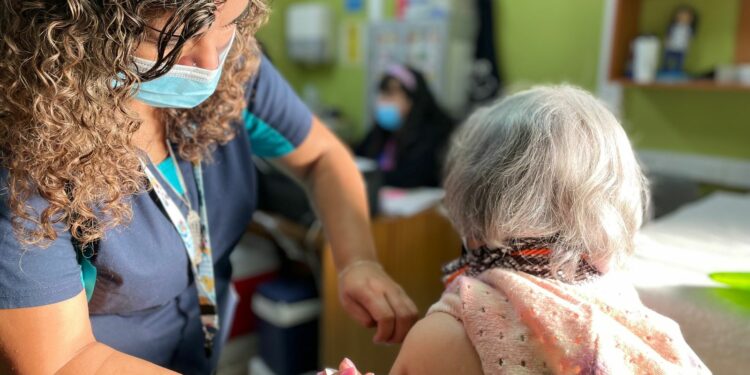 Alcalde Vera llama a la comunidad a vacunarse contra la influenza