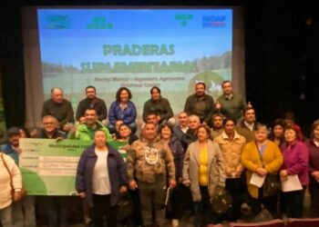 Municipio de Castro e Indap entregan incentivo a agricultores de la comuna