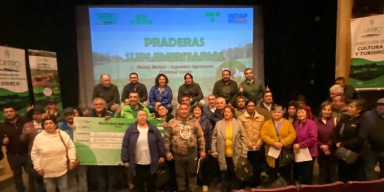 Municipio de Castro e Indap entregan incentivo a agricultores de la comuna