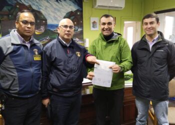 Alcalde Vera entregó millonario aporte a Bomberos de Castro