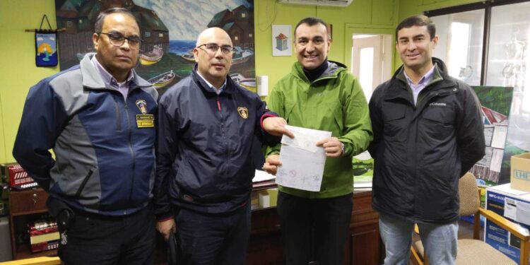 Alcalde Vera entregó millonario aporte a Bomberos de Castro