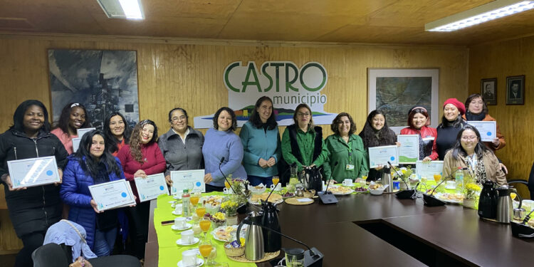 Emprendedoras de Castro se certifican en gestión de negocios y mejoran sus emprendimientos