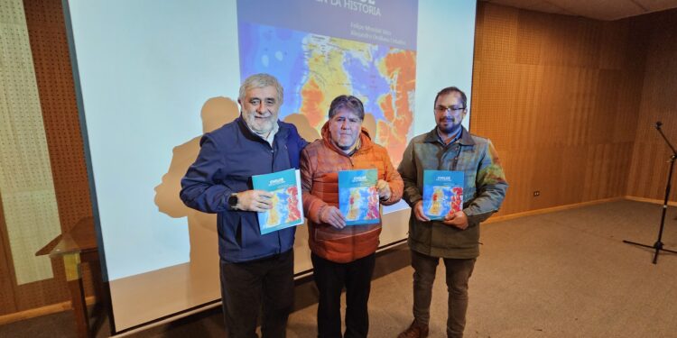 Presentan libro “Chiloé en la historia” y entregan ejemplares a diversos establecimientos del archipiélago