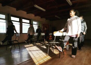 Con alta participación vecinal partió taller de yoga de Barrio El Esfuerzo