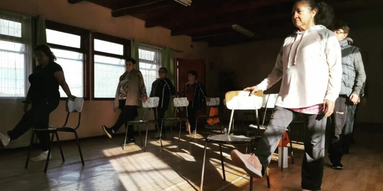 Con alta participación vecinal partió taller de yoga de Barrio El Esfuerzo