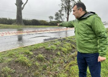 Alcalde Vera exige a Vialidad reparar urgente socavón en el límite de la comuna con Dalcahue