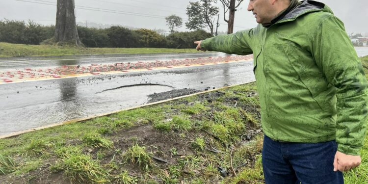Alcalde Vera exige a Vialidad reparar urgente socavón en el límite de la comuna con Dalcahue