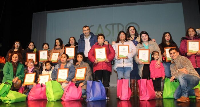 Más de cien vecinos y vecinas de Castro se certificaron en distintos rubros