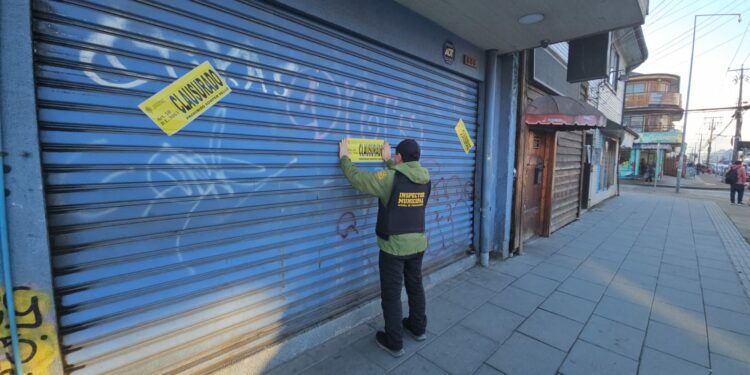 Castro: Clausuran dos locales comerciales por no contar con patente