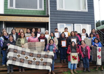 Certifican a artesanas y artesanos que realizaron taller de Telar Kelgwo en Isla Quehui