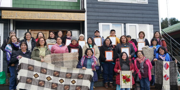 Certifican a artesanas y artesanos que realizaron taller de Telar Kelgwo en Isla Quehui