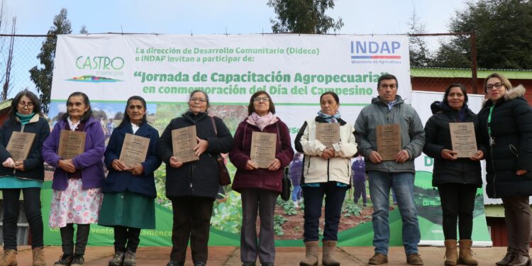 Con capacitación y ceremonia de reconocimiento se conmemoró el Dia del Campesino en Castro
