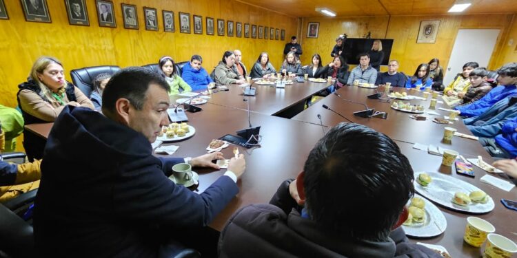 Deportistas agradecen aporte de Castro Municipio para la compra de zapatillas