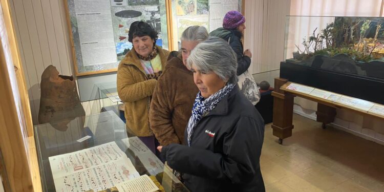 Centro Diurno de Adultos Mayores acerca la cultura a usuarios del sector rural a través de visita guiada al Museo de Castro