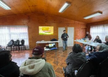 Castro Municipio participa en conversatorio sobre huertos comunitarios y compostaje