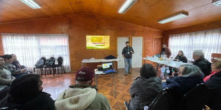 Castro Municipio participa en conversatorio sobre huertos comunitarios y compostaje