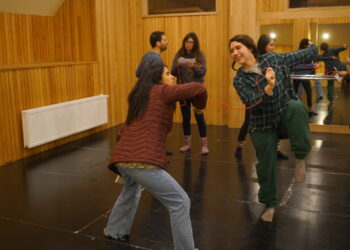 Talleres artísticos de música y teatro de Castro Municipio entregan conocimientos y también espacios de inclusión