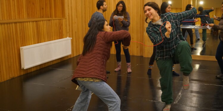 Talleres artísticos de música y teatro de Castro Municipio entregan conocimientos y también espacios de inclusión