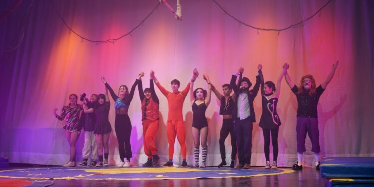 Castro rinde un emocionante homenaje al circo chileno con “El Gran Circo Teatro”