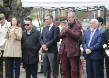 Impecable desfile de Fiestas Patrias repleta la Plaza de Armas de Castro