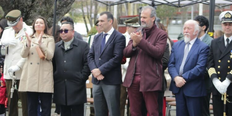 Impecable desfile de Fiestas Patrias repleta la Plaza de Armas de Castro