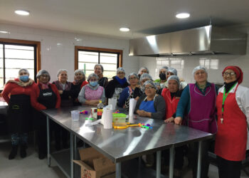 Vecinas de Castro fortalecen vínculos a través de un taller de repostería chilota