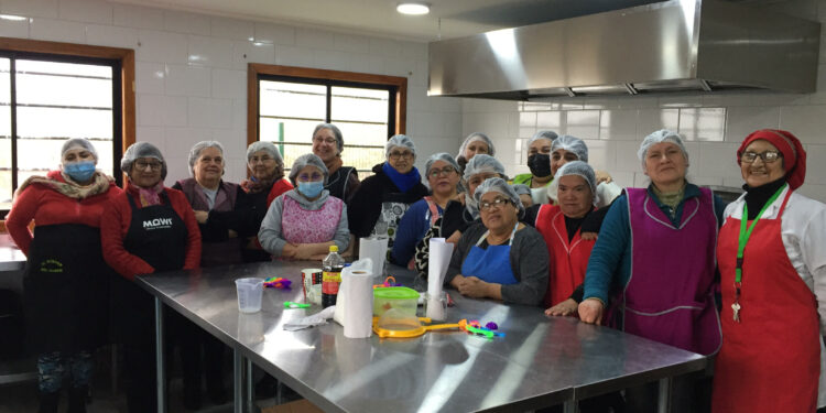 Vecinas de Castro fortalecen vínculos a través de un taller de repostería chilota