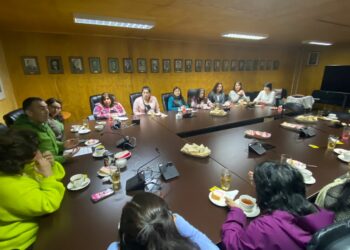 Alcalde Vera destaca el emprendimiento como vía de libertad para las mujeres artesanas de Castro