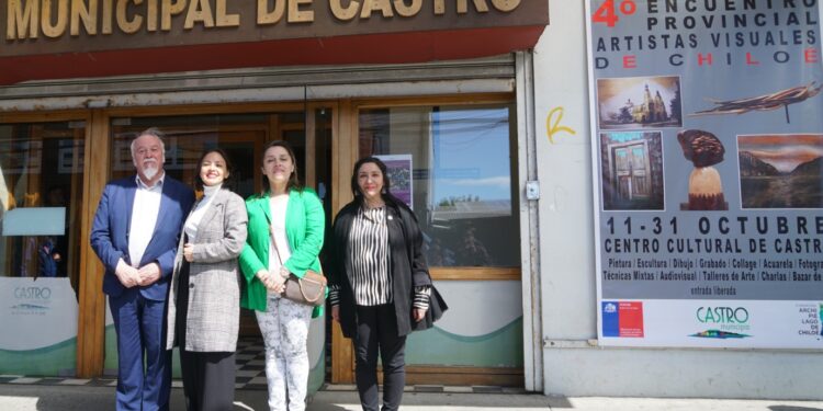 Ministra de Culturas visita Castro y se empapa de las iniciativas locales