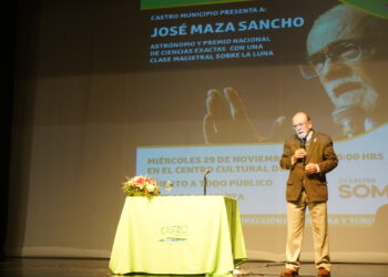 Profesor José Maza dictó charla magistral en el Centro Cultural de Castro