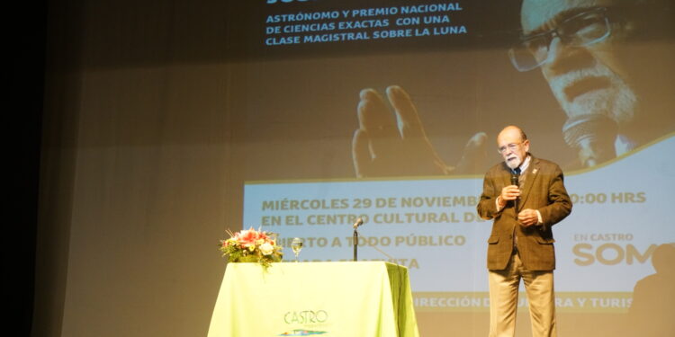 Profesor José Maza dictó charla magistral en el Centro Cultural de Castro