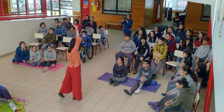 Feria del Libro de Castro conquistó a niños, niñas y jóvenes de establecimientos educacionales