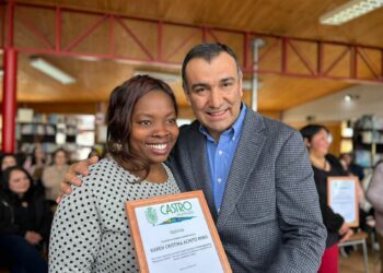 Mujeres jefas de hogar de Castro se certifican en distintos oficios