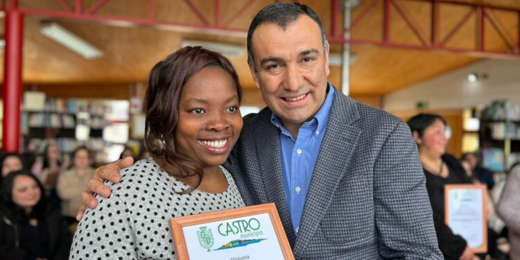 Mujeres jefas de hogar de Castro se certifican en distintos oficios