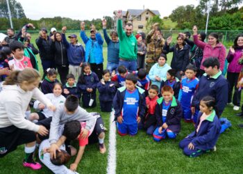 Castro Municipio entregó llaves de la primera cancha de pasto sintético en Quehui