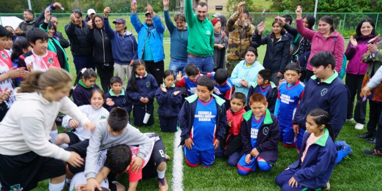 Castro Municipio entregó llaves de la primera cancha de pasto sintético en Quehui