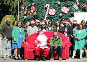 El viejito pascuero inicia caravana de regalos y eventos navideños en Castro