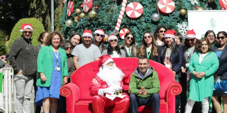 El viejito pascuero inicia caravana de regalos y eventos navideños en Castro