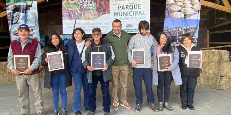 Alcalde Vera llamó a consumir productos del campo chilote al inaugurar la Expo Agro comunal