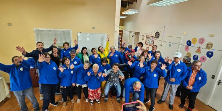 Adultos Mayores del Club “Mi pequeño Paraíso” celebran la llegada de equipamiento deportivo