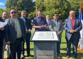 Refuerzan lazos entre el municipio y el pueblo cristiano con instalación de monolito de la Biblia