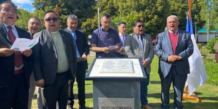 Refuerzan lazos entre el municipio y el pueblo cristiano con instalación de monolito de la Biblia