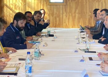 Alcalde de Castro pidió al Presidente Boric avanzar en la pavimentación de caminos rurales y comenzar con un plan de pavimentación de caminos básicos.