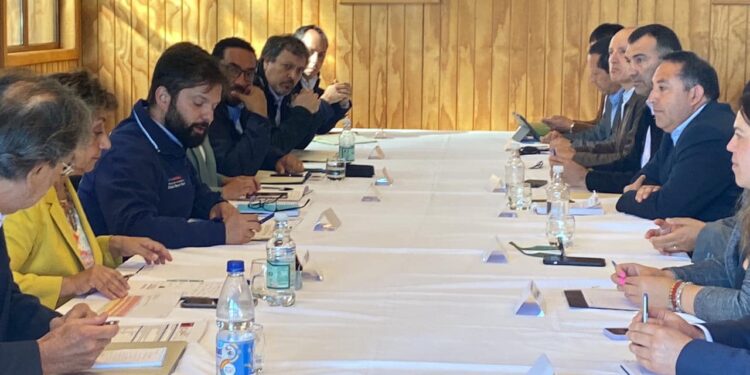 Alcalde de Castro pidió al Presidente Boric avanzar en la pavimentación de caminos rurales y comenzar con un plan de pavimentación de caminos básicos.