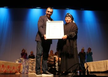 Frieda Muñoz recibe el Premio Chiloé de Extensión Cultural 2024: Celebrando una vida dedicada al teatro
