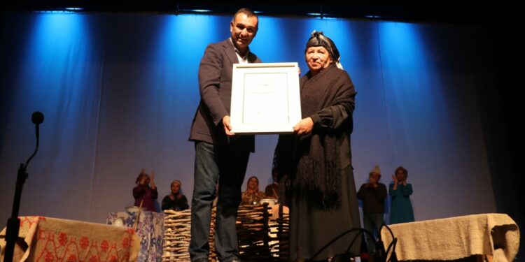 Frieda Muñoz recibe el Premio Chiloé de Extensión Cultural 2024: Celebrando una vida dedicada al teatro
