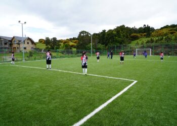 Comunidad de isla Quehui ha realizado más de 70 actividades deportivas desde entrega de llaves de nueva cancha de pasto sintético